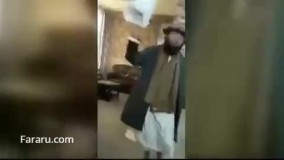 رقص عضو طالبان با پای برهنه در دفتر کار