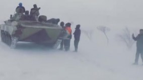 استفاده از تانک ارتش برای کمک به مردم