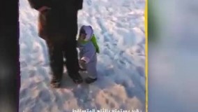 تصاویری از لذت بردن یک میمون از بارش برف