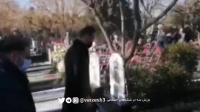 فاتحه خوانی جادوگر بر سر مزار پورحیدری و ناصر حجازی