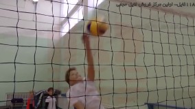 مبتدی والیبال - والیبال به کودکان  (گرم کردن تک نفره برای ضربات حمله)
