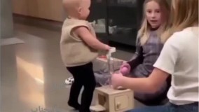 شادی دوخواهر از راه رفتن برادرشون برای اولین بار