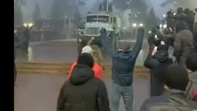 لحظه تخریب بنای یادبود رئیس‌ جمهور قزاقستان