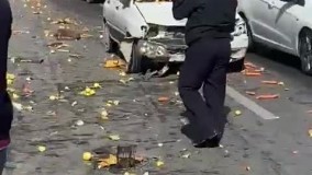 خسارت سنگین پراید درپی تصادف با گاری میوه !
