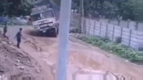 متلاشی شدن عجیب یک کامیون در پیچ جاده !