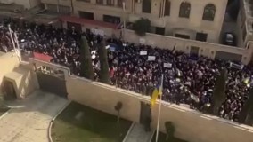 جمعیتی که در باکو برای حمایت از اوکراین آمدند