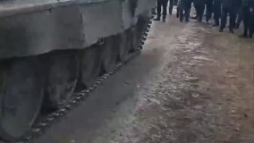 سد انسانی مقابل تانک های روس