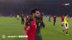 تصویری از دلداری مانه به صلاح پس از پایان فینال