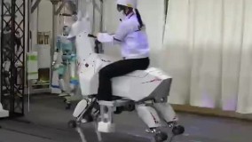 ربات هوشمند اسبی شکل ، زیر پای یک کودک