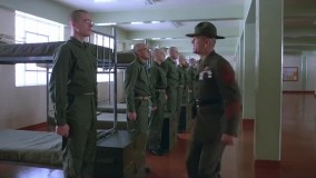 رجزخوانی گروهبان هارتمن برای سربازان در غلاف تمام فلزی