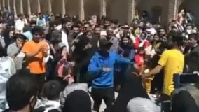 رقص و پایکوبی نوروزی در حاشیه زاینده‌رود