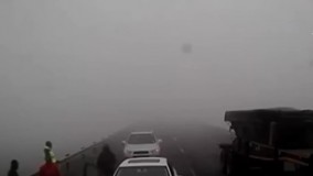 تصادف وحشتناک کامیون با چند خودرو در هوای مه‌آلود