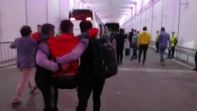 نحوه انتقال مصدومی سرخ‌ها ؛ با بغل !