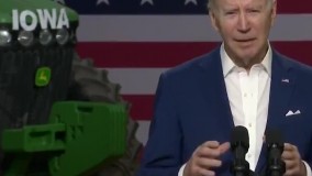 خرابکاری روی شانه بایدن در حین سخنرانی زنده !