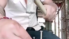 مهارت خیره‌کننده یک جوان در استفاده از چکش