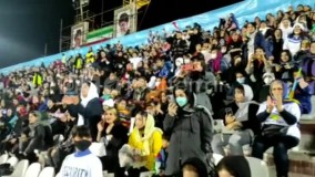 تشویق تیم ملوان توسط زنان در ورزشگاه سیروس قایقران