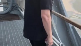 ایلان ماسک در حال تماشای فضاپیمای استارشیپ