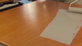 نقاشی ساختمان-آموزش رنگ زدن دیوار گچی-روش رنگ آمیزی قرنیز