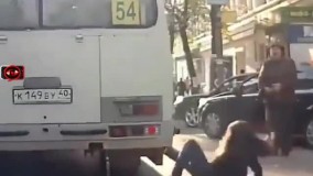 لحظه وحشتانک گیر کردن زن جوان بین در اتوبوس