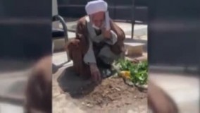 حضور روحانی سرشناس بر مزار همسرش