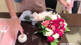 آسان گل آرایی-آموزش گل آرایی گلدان-نحوه پیچیدن دسته گل رز