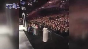 لحظه دریافت نخل طلای «کن» توسط عباس کیارستمی