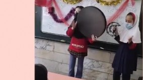 دف نوازی زیبای دختر دانش آموز در کلاس