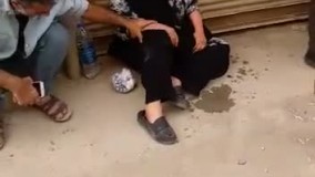 مردمی که منتظر نجات عزیزان‌ شان از زیر آوار هستند