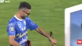 ارسلان بازهم با گیتارش خبرساز شد