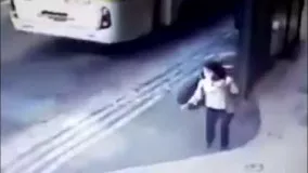 لحظه تلخ برخورد تایر ماشین به دختر جوان