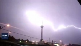 لحظه شگفت‌ انگیز رعد و برق در آسمان تهران
