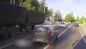 لحظه سکته کردن یک زن در حین رانندگی در اتوبان !