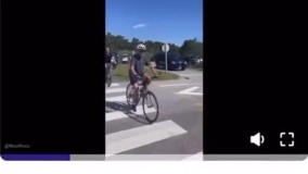 ترامپ اینگونه دوچرخه‌ سواری بایدن را به سخره گرفت !