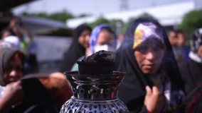 استقبال خادمین امام رئوف از زائرین در پایانه مسافربری امام رضا (ع)