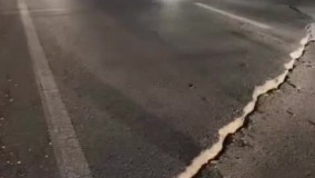 ترافیک و رفت و آمد بر روی پلی که ترک برداشته است