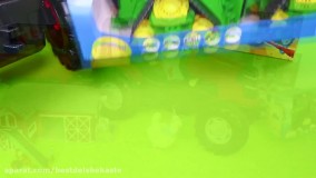 ماشین اسباب بازی _ یک تراکتور اسباب بازی ها  را از مزرعه جمع آوری می کند