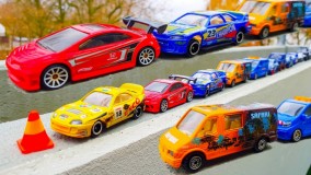 ماشین های اسباب بازی _ رانندگی ماشین ها با دست _ ماشین های کوچک 2021