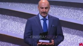 لحظه دریافت جایزه محسن تنابنده در جشنواره ونیز