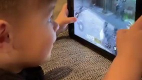 کالاف بازی کردن کودک سه ساله