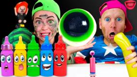 چالش غذایی - بطری های رنگی غول پیکر موک بانگ با آب نبات رنگی