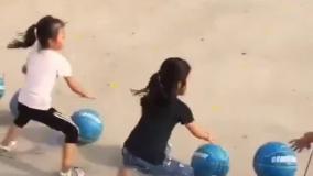 بازی دسته جمعی بچه ها با توپ