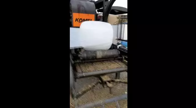 بارگیری، نصب و راه اندازی دستگاه بسته بندی علوفه Komel - شرکت جاوید کشت لیزری