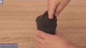 شستشوی تمیز لباس‌ها در لباسشویی با جوراب و صابون