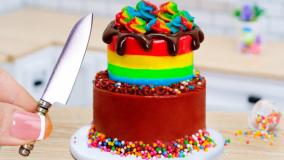 کیک شکلاتی رنگین کمان مینیاتوری