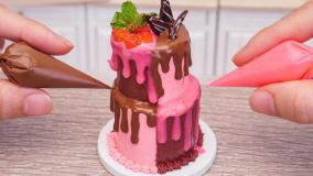 تزیین کیک مینیاتوری نصف شکلاتی نصف توت فرنگی