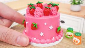 تزیین کیک توت فرنگی مینیاتوری