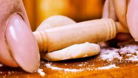 آشپزی مینیاتوری در یک آشپزخانه کوچک