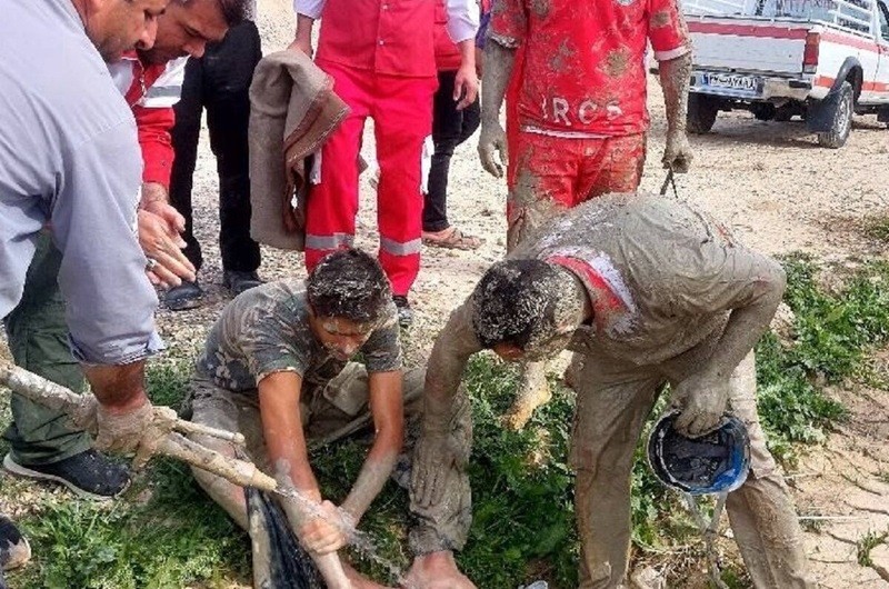 جوان ۱۷ ساله دهلرانی گرفتار در باتلاق نجات یافت! ۱۶ آذر ۱۴۰۳