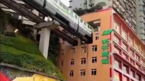 ♦️عجایب و شگفتی‌ چینی‌ها...  یک پمپ بنزین روی پشت‌بام ساختمون،