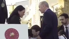 واکنش عجیب اردوغان به بوسیدن دستش توسط یک زن!